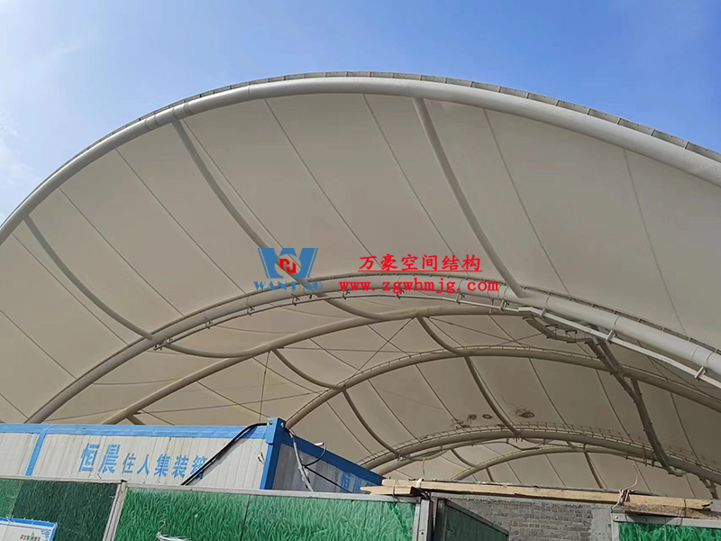寧波諾丁漢大學(xué)室外運(yùn)動場地改擴(kuò)建項目膜結(jié)構(gòu)工程膜結(jié)構(gòu)安裝中