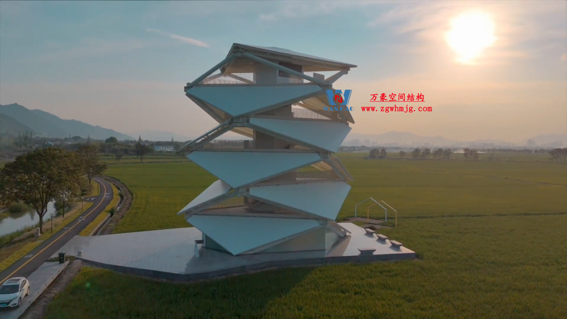 愜意的生活，像風(fēng)，像云，肆意的揮灑在田間風(fēng)景之中！